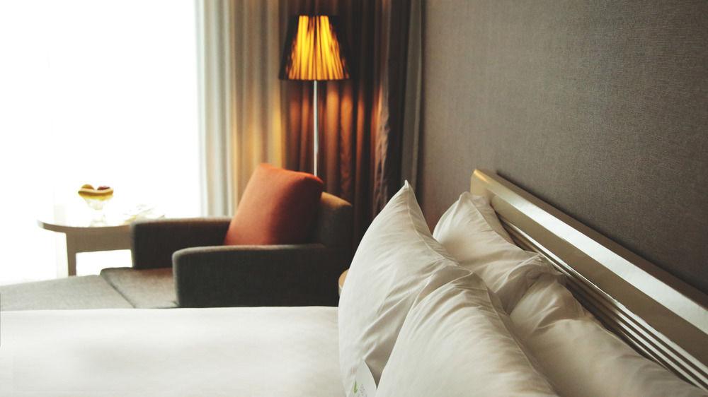 Hotel Royal Hsinchu Buitenkant foto A bed with two pillows