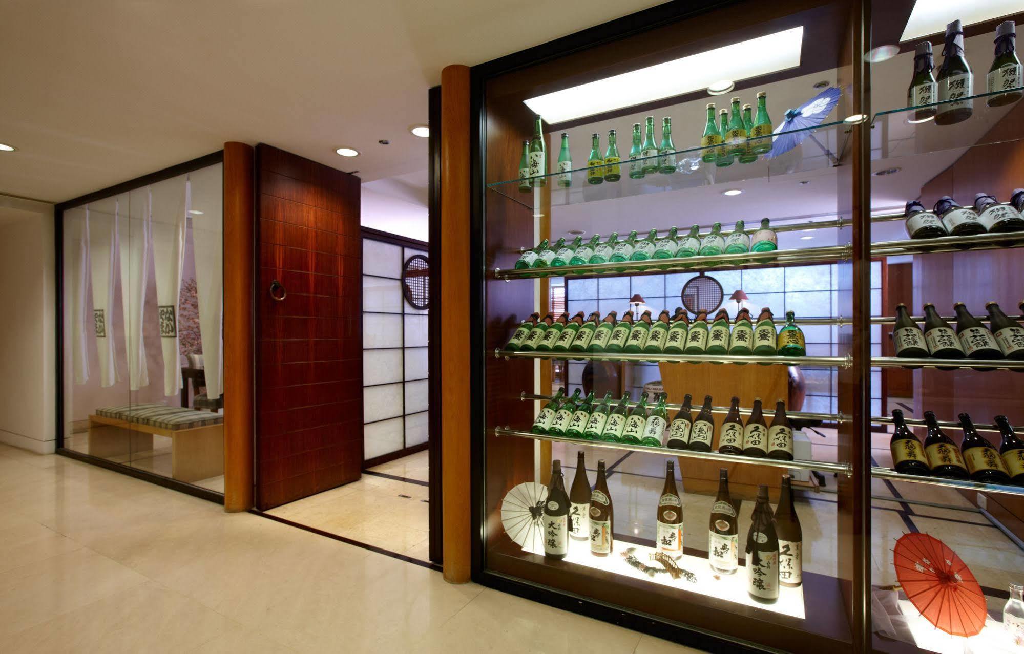 Hotel Royal Hsinchu Buitenkant foto A display of Japanese sake at a hotel in Tokyo
